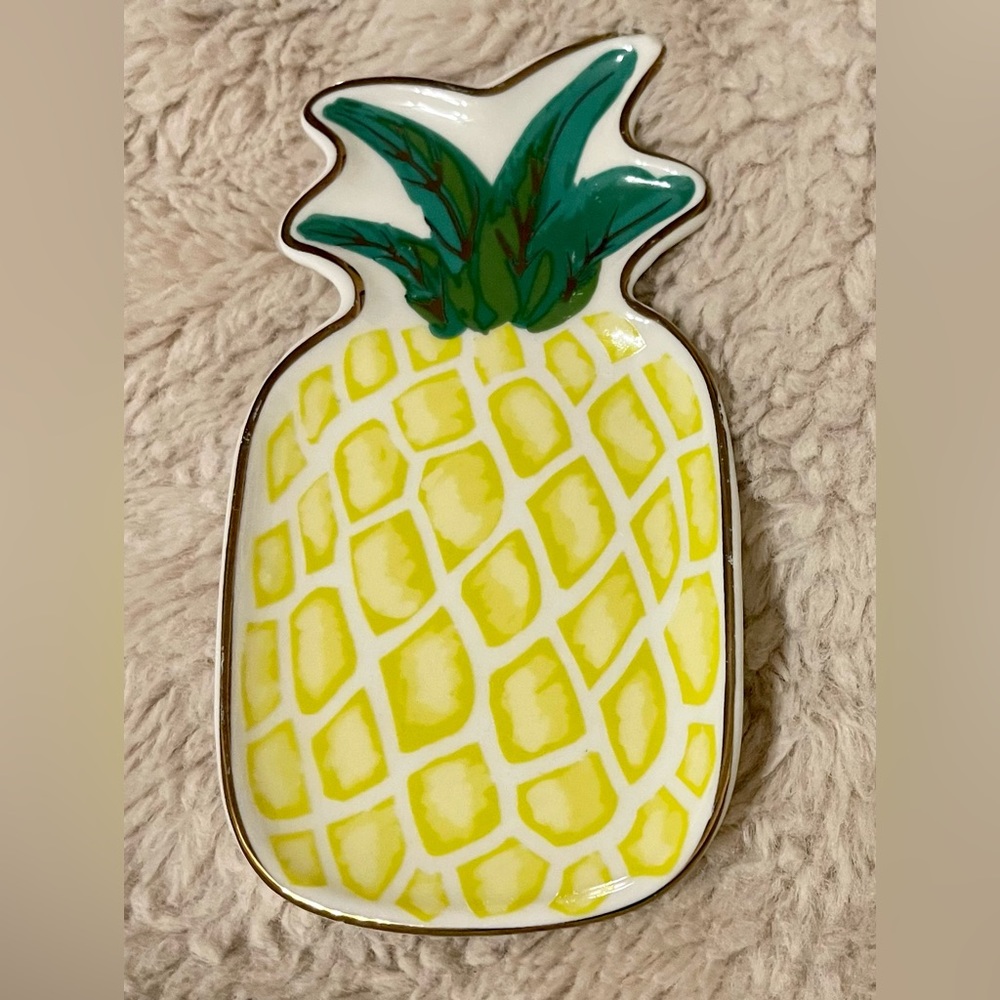 Small pineapple plate to hold jewelry.
